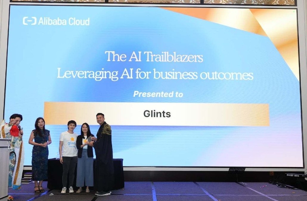 The Glints team on stage receiving Alibaba Cloud's AI Trailblazers award in Singapore